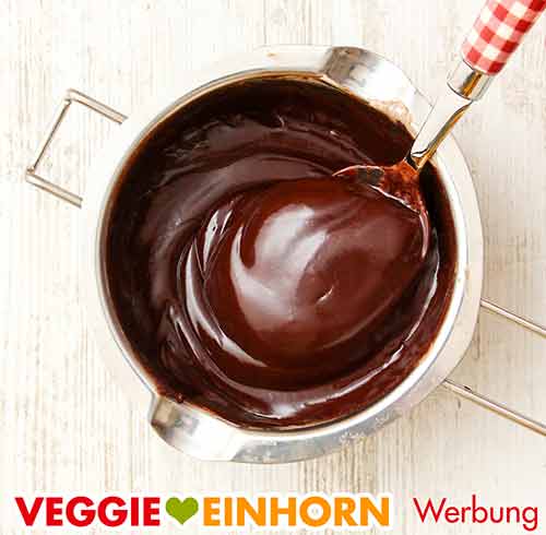 Schmelzschale mit fertig gerührtem Schokoüberzug Der fertig gerührte Schokoladenüberzug im Schmelztopf