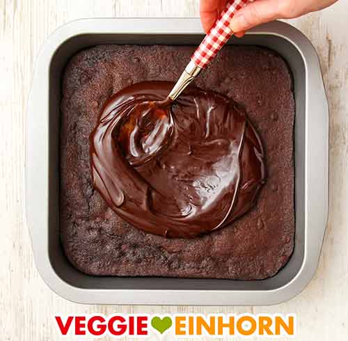 Auftragen des Schokoüberzuges auf die Brownies. Der Schokoladenüberzug wird auf die Brownies aufgetragen.