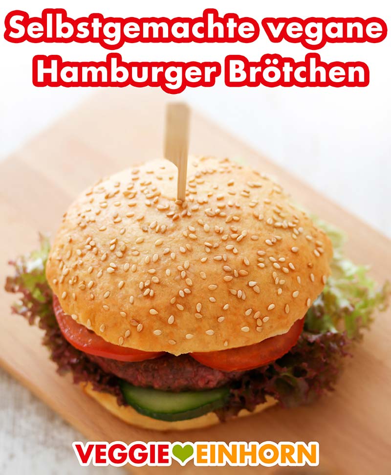 Ein Hamburger mit selbstgemachten Brötchen auf einem Holzbrett