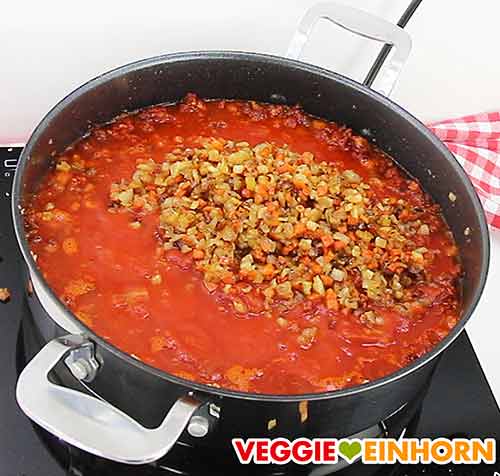 Gemüsewürfel in der Soja Bolognese