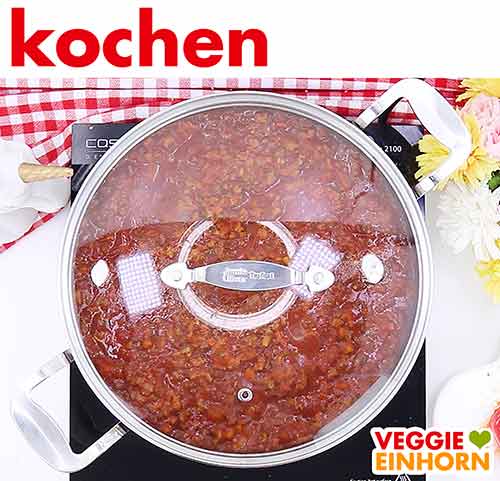 Soja Bolognese in Pfanne mit Deckel