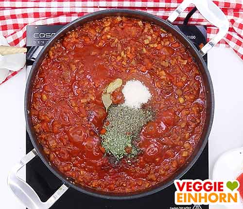 Soja Bolognese in der Pfanne mit Gewürzen