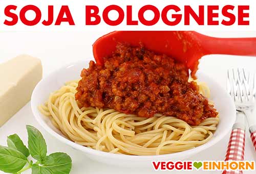 Soja Bolognese mit einem Löffel auf Spaghetti geben