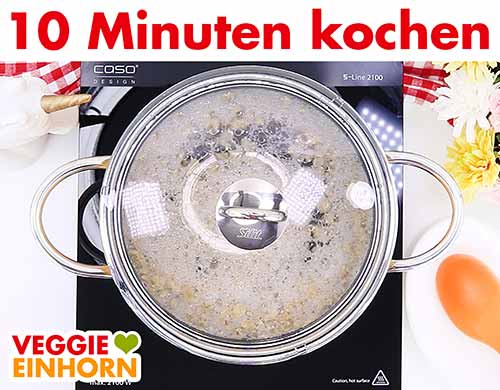 Sojagranulat in einem Topf kochen