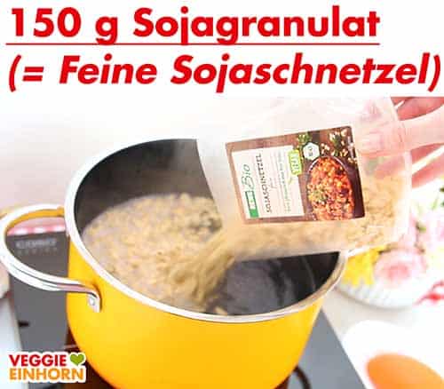 Sojagranulat in Topf mit kochendem Wasser geben