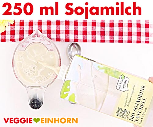Sojamilch für vegane Blaubeer Muffins