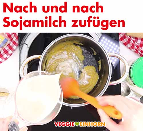 Sojamilch wird zugefügt Sojamilch wird zugefügt