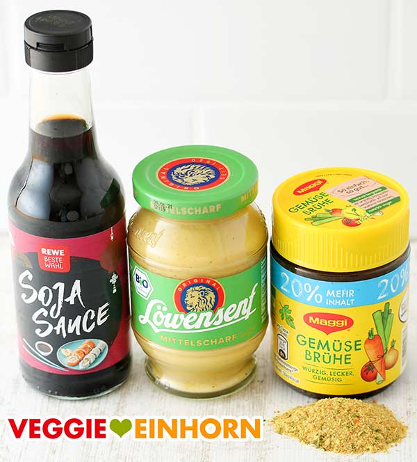 Sojasauce, veganer Senf, Gemüsebrühe Pulver Eine Flasche Sojasauce, ein Glas veganer Senf, ein Glas Gemüsebrühe Pulver