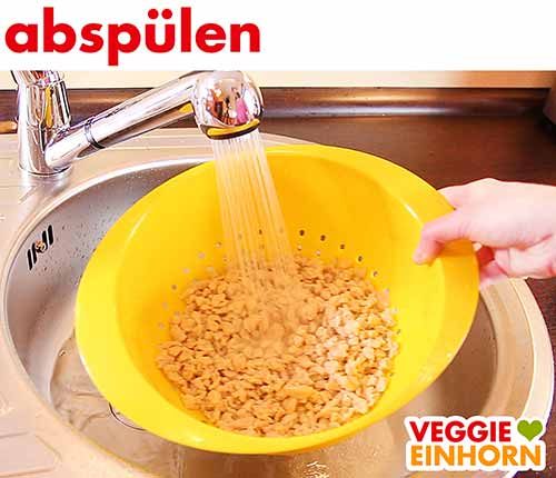 Sojaschnetzel mit Wasser abspülen