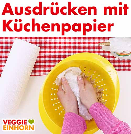 Sojaschnetzel mit Küchenpapier ausdrücken zum trocknen