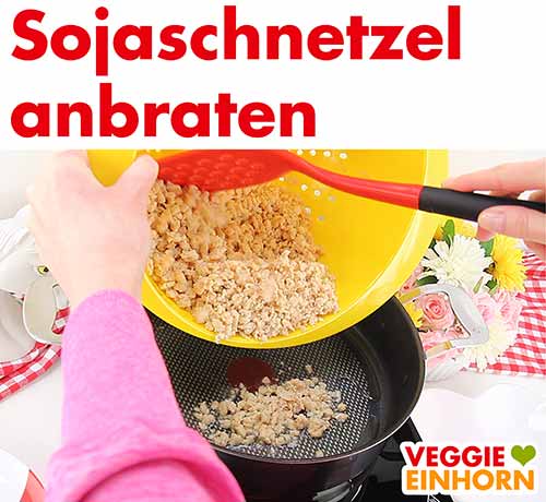 Sojaschnetzel in die Pfanne geben zum braten
