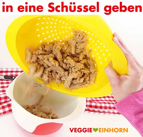Sojaschnetzel in eine Schüssel geben Sojaschnetzel in eine Schüssel geben