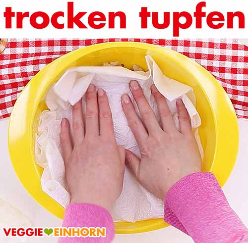 Sojaschnetzel mit Küchenpapier trocken tupfen Sojaschnetzel mit Küchenpapier trocken tupfen