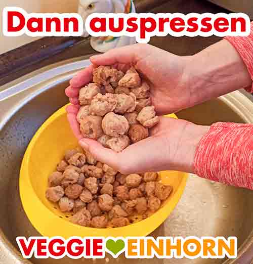 Auspressen der Soja Würfel Die Sojawürfel werden ausgepresst
