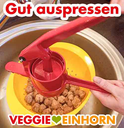 Sojawürfel auspressen mit einer Kartoffelpresse Kartoffelpresse beim Auspressen der Soja Würfel