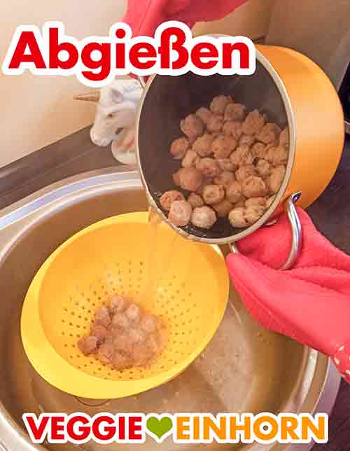 Die Soja Würfel werden abgegossen Abgießen der Sojawürfel in einen Durchschlag