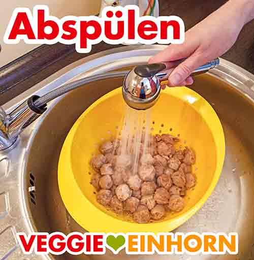 Sojwürfel unter fließendem Wasser gut abspülen Die Soja Würfel werden abgespült