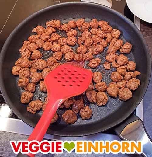 Pfanne mit Sojawürfeln Soja Würfel in der Pfanne