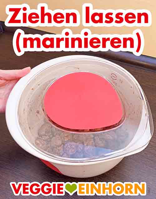 Sojawürfel marinieren Soja Würfel in der Marinade ziehen lassen