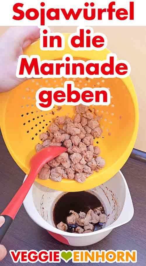 Die Soja Würfel in die Marinade geben Die Sojawürfel werden in die Marinade gegeben