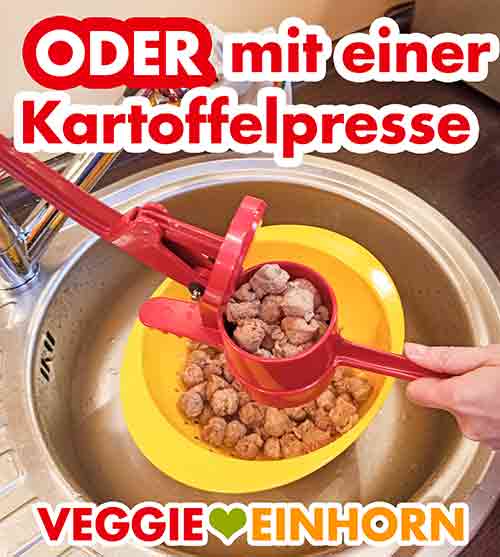 Die Soja Würfel werden mit einer Kartoffelpresse ausgepresst Auspressen der Sojawürfel mit einer Kartoffelpresse