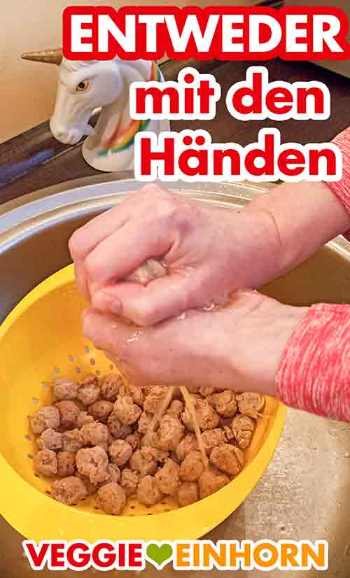 Die Sojawürfel werden mit den Händen ausgepresst Auspressen der Soja Würfel mit den Händen