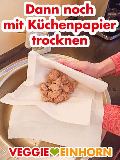 Die Soja Würfel werden mit Küchenkrepp getrocknet Abtrocknen der Sojawürfel mit Küchenpapier