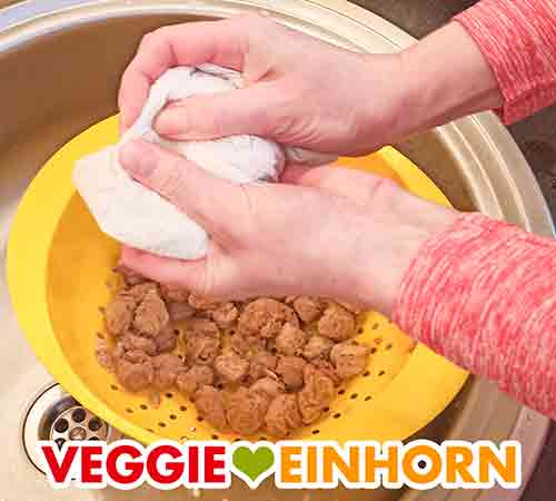 Abtrocknen der Soja Würfel mit Küchenrolle Sojwürfel trocknen mit Küchenkrepp