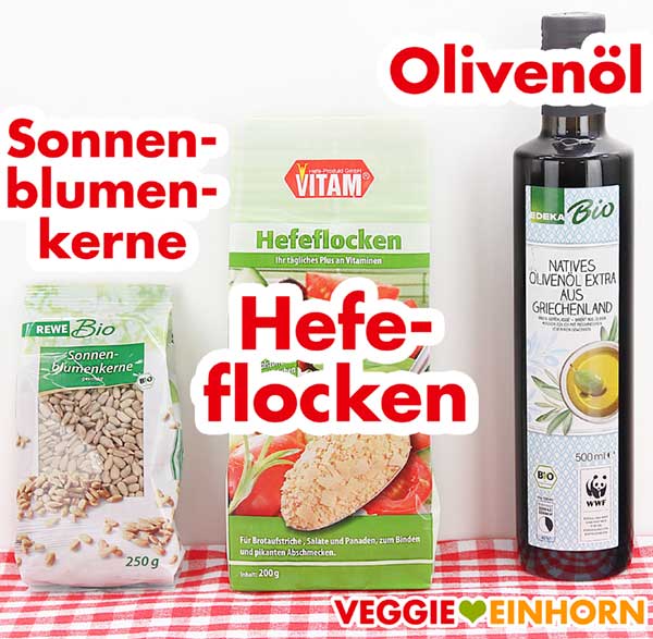 Sonnnenblumenkerne, Hefeflocken und Olivenöl für veganes Bärlauchpesto Sonnnenblumenkerne, Hefeflocken und Olivenöl für veganes Bärlauchpesto