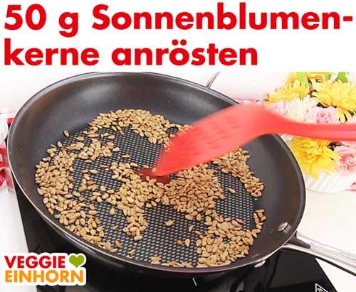 Sonnenblumenkerne in einer Pfanne Sonnenblumenkerne in einer Pfanne