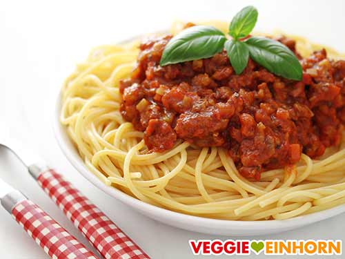 Spaghetti Bolognese mit Basilikum