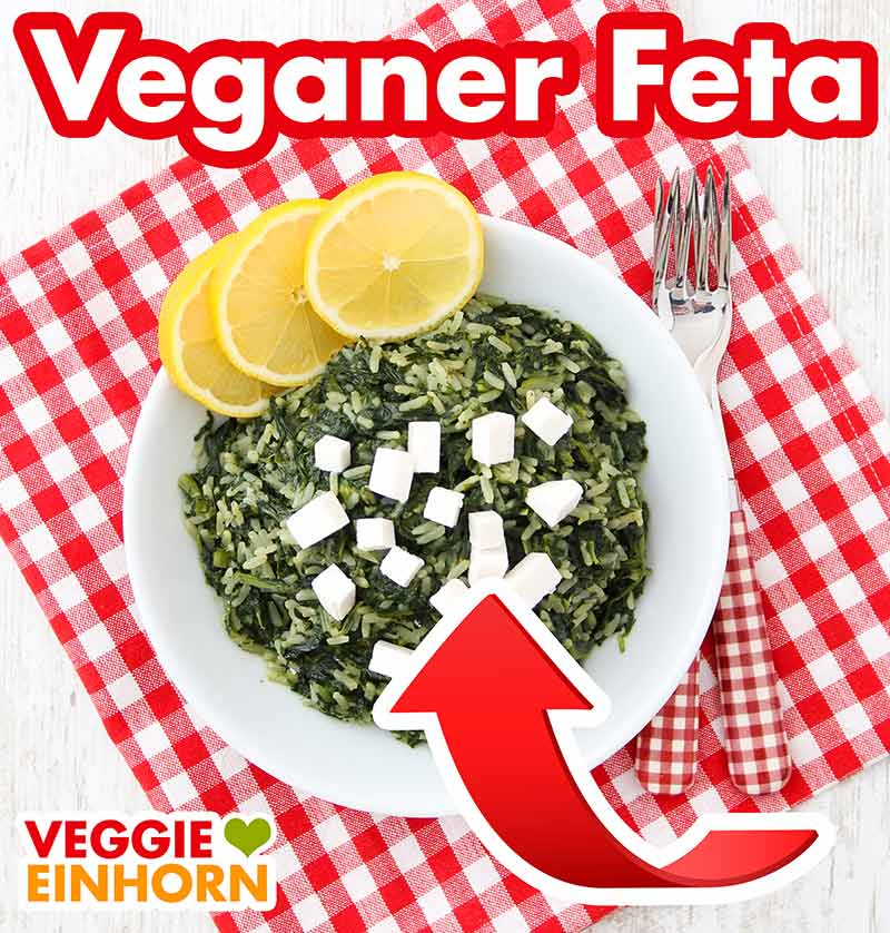 Ein Teller griechischer Spinatreis mit veganem Feta darauf