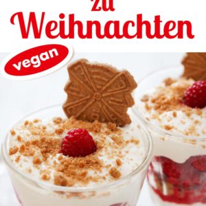 Ein Dessert im Glas mit einer Himbeere und einem Spekulatius als Dekoration