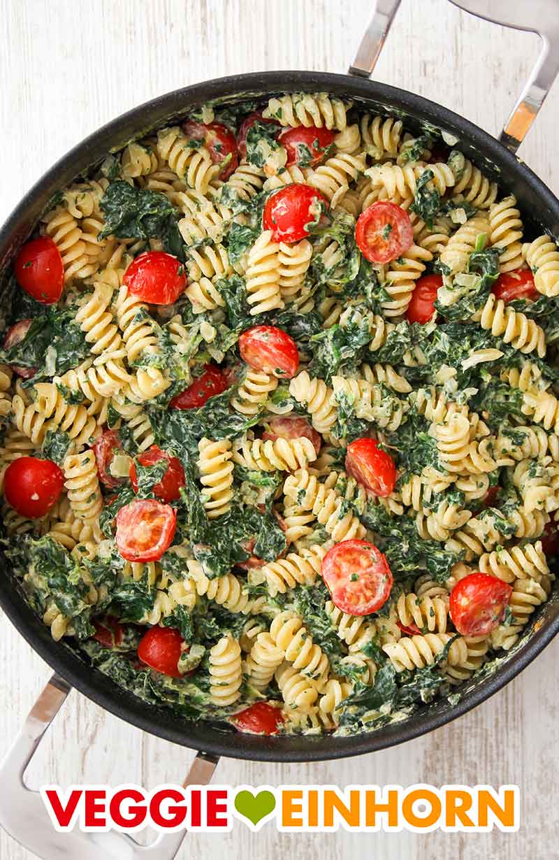 Spinat Nudeln mit Tomaten Nudeln mit Spinat und Frischkäse in einer Pfanne
