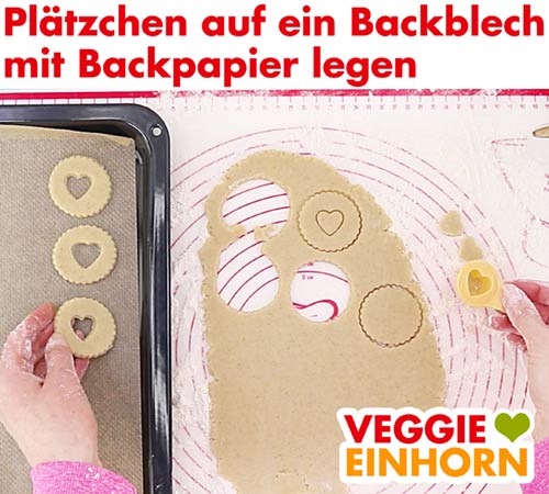 Spitzbuben ausstechen und auf Backblech legen Spitzbuben ausstechen und auf Backblech legen