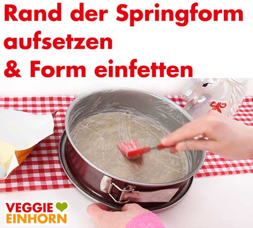 Springform einfetten mit veganer Margarine Springform einfetten mit veganer Margarine