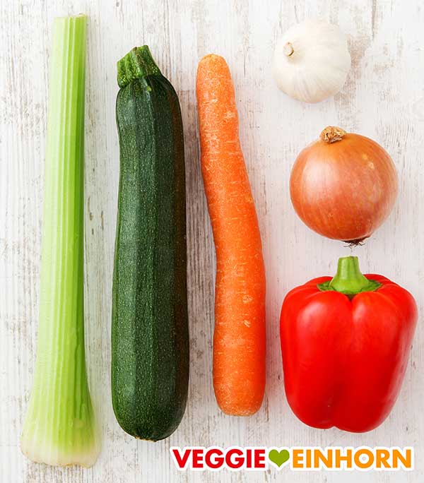 Staudensellerie, Zucchini, Möhre, Knoblauchknolle, Zwiebel, rote Paprika Staudensellerie, Zucchini, Möhre, Knoblauch, Zwiebel, Paprika