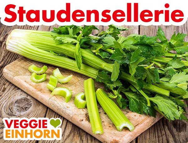 Staudensellerie auf einem Holzbrett