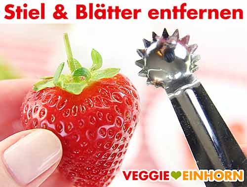Stiel und Blätter der Erdbeeren entfernen
