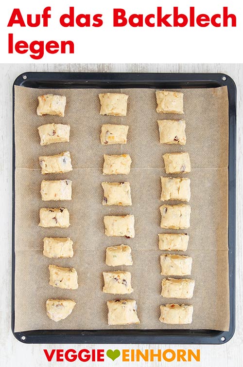 Stollenkonfekt Teilchen auf dem Backblech mit Backpapier