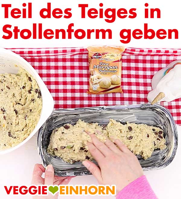 Einen Teil des Teiges in die Stollenform geben Stollenteig in Stollenform geben