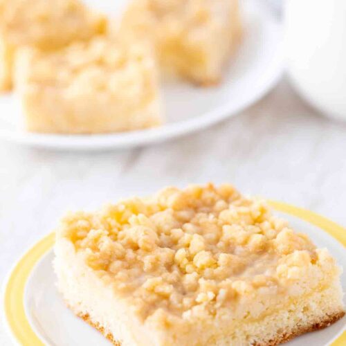 Veganer Streuselkuchen auf einem Teller