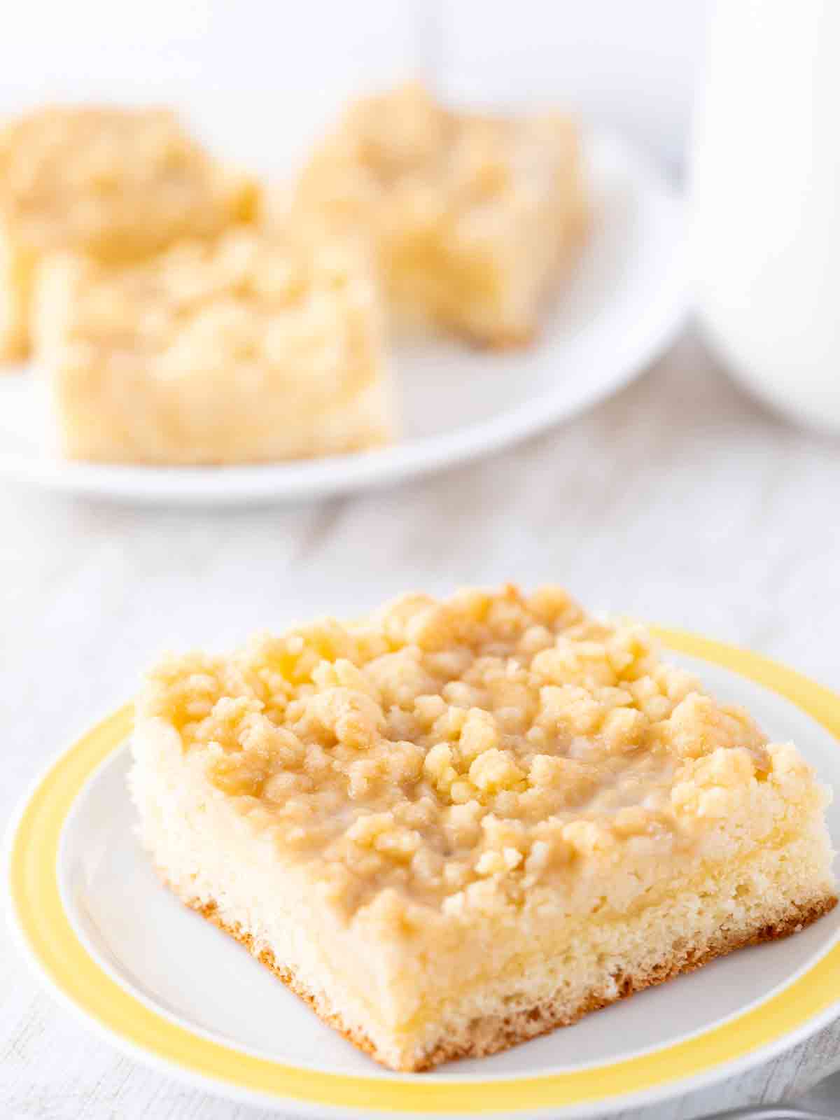 Veganer Streuselkuchen auf einem Teller