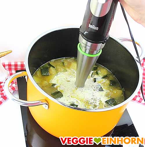 Zucchinisuppe pürieren Zucchinisuppe pürieren