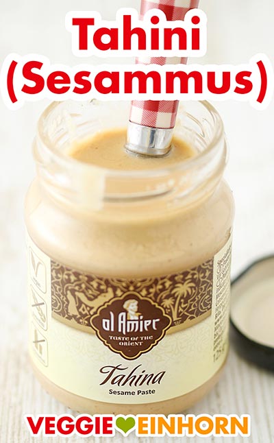 Tahini für eine cremige Konsistenz Ein Glas Tahini