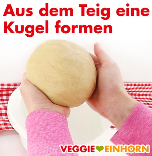 Kugel aus veganem Nussecken-Teig Teigkugel formen für vegane Nussecken