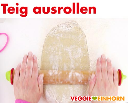 Teig ausrollen für vegane Plätzchen mit Banane