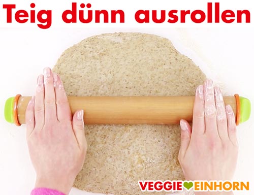 Teig für vegane Cracker ausrollen