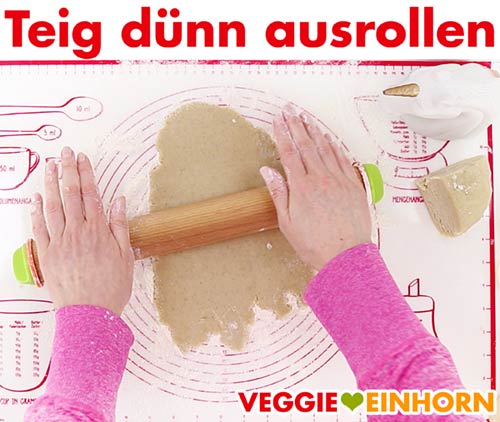 Teig dünn ausrollen für vegane Spitzbuben Teig dünn ausrollen für vegane Spitzbuben