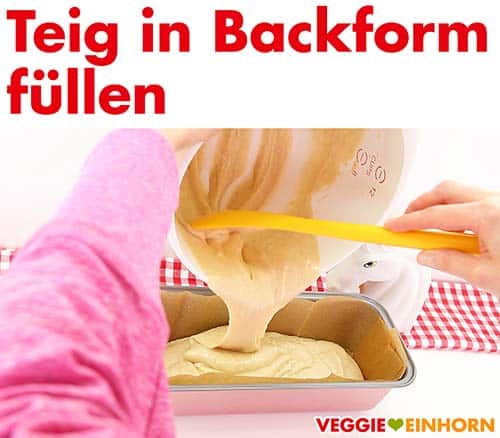 Zitronenkuchenteig in die Kastenbackform füllen Teig in Backform füllen
